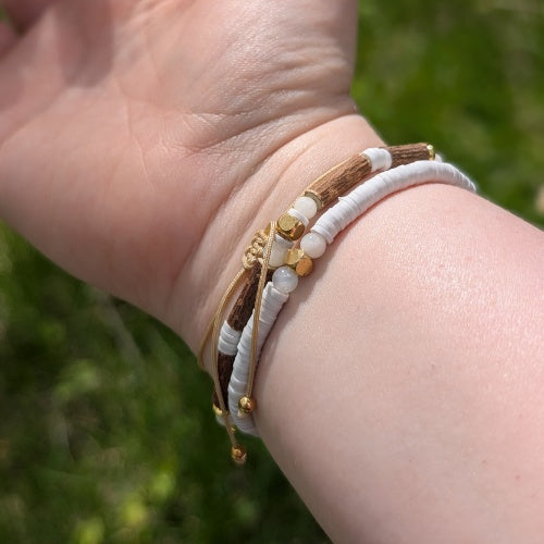 X28 | Trio de bracelets chips avec pierre de lune et accents dorés