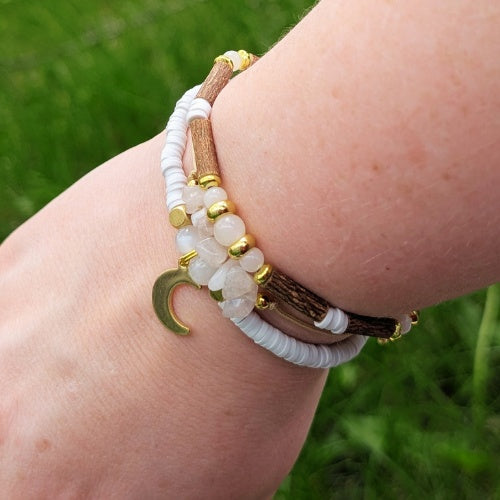 X28 | Trio de bracelets chips avec pierre de lune et accents dorés