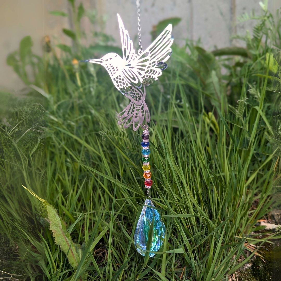 XX31 | Capteur de soleil avec colibri argenté et goutte de verre cristal irisé