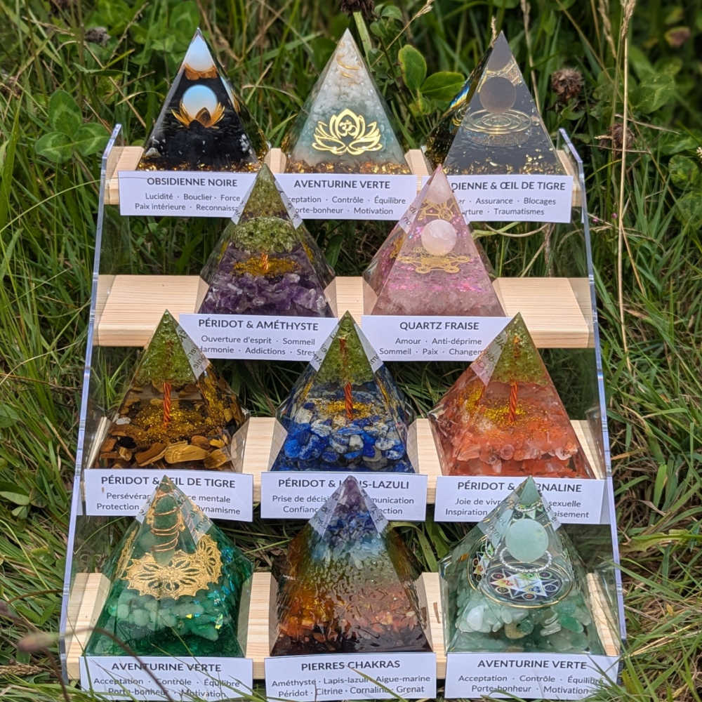 P01 | Pyramide en orgonite, péridot et améthyste